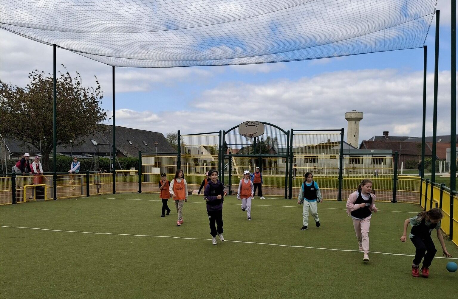 éducateur sportif scolaire encadrant une séance d'EPS en cour d'école